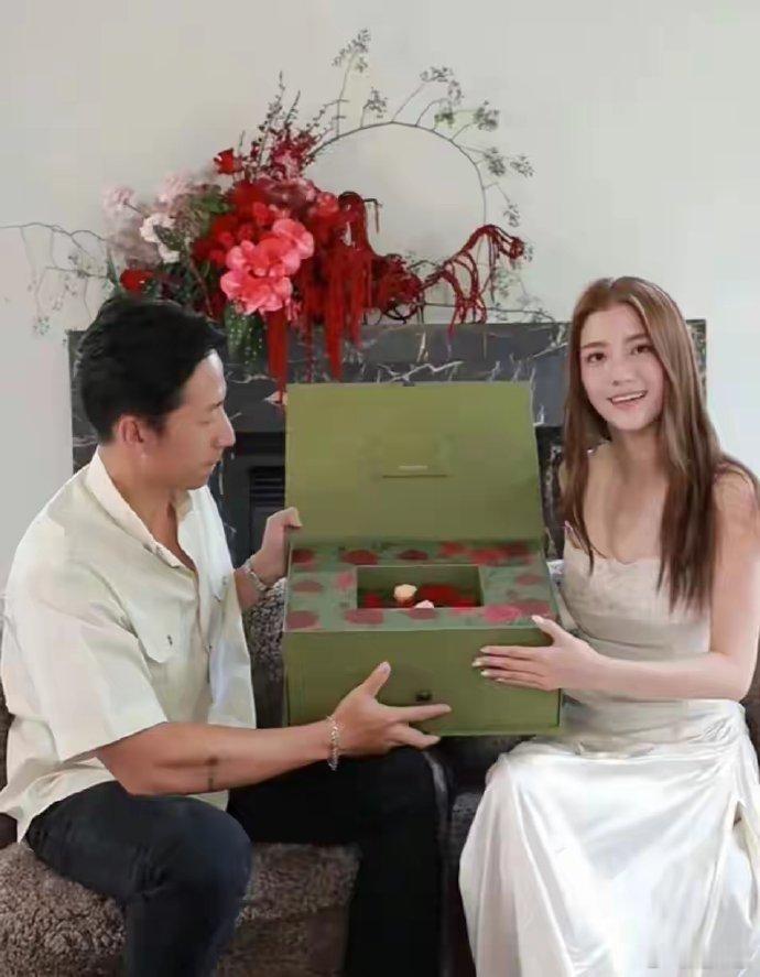 感觉施伯雄真是“赚大”啦！结婚似乎都不用掏一分钱呢，婚礼有赞助，连伴手礼也是赞助