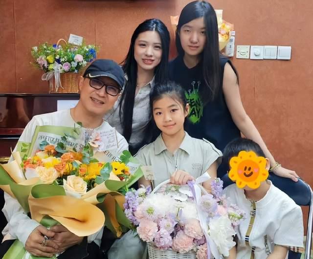 汪峰把四个不同妈生的娃凑一块儿，给章子怡女儿醒醒的钢琴演出当啦啦队——这画面，比