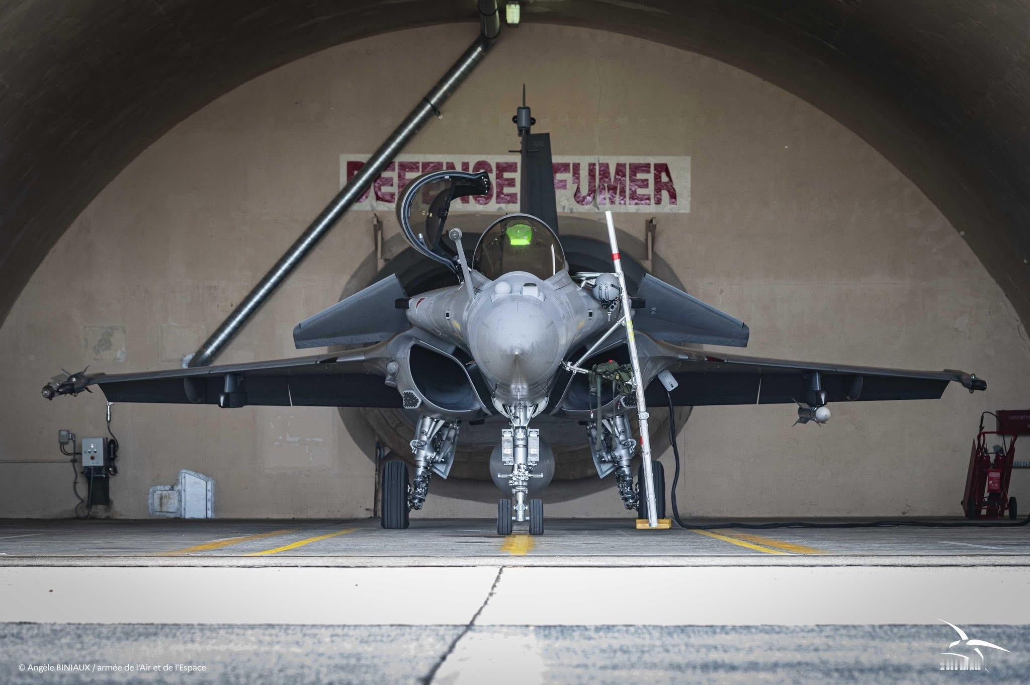 今日阵风 机堡中的阵风正脸证件照在阿沃尔空军基地（Avord, BA702）24