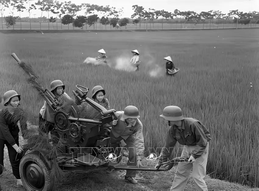 看到越南女兵头戴当年德军头盔，摆弄着高射机枪，而不远处则是田间劳作的场景，这与战