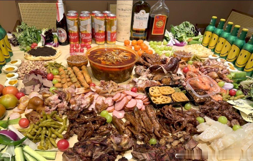 一代人有一代人的漂亮饭没有精致摆盘，满满一桌熟食烤肉配好酒，摆满整张餐桌的丰盛烟