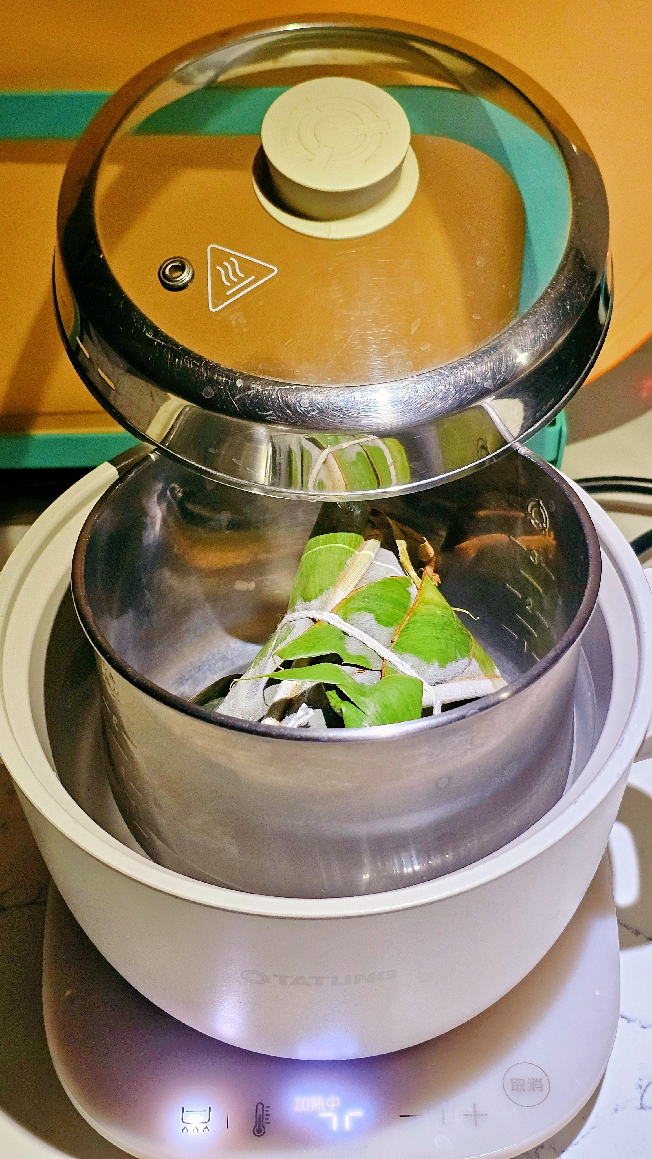 今晚的宵夜，搭上端午節的氛圍，我特別品嚐 朱淑惠 老師送我的客家粽。以野薑花葉包
