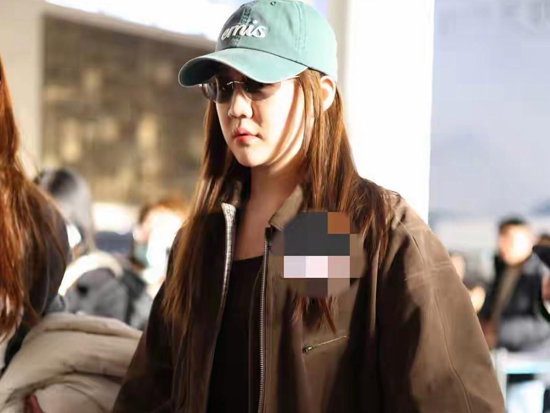 陈梦萧山机场出发厦门路透，穿咖色外套秀小蛮腰，32岁仍美成少女