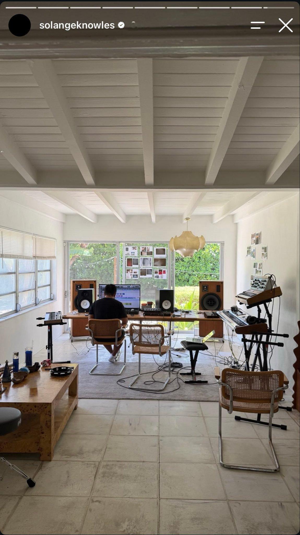 Solange 发布录音室新照： ​​​