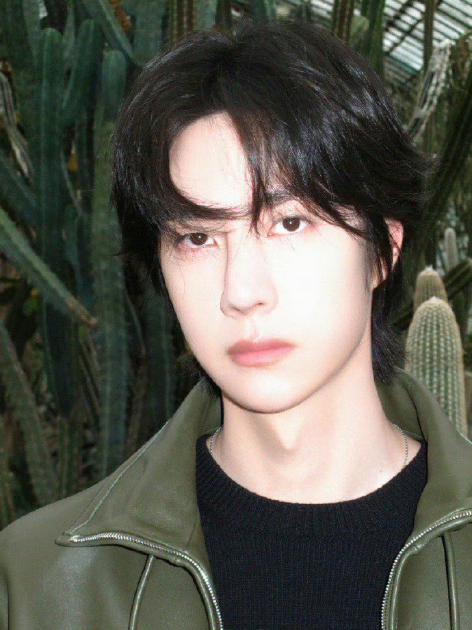 王一博长发怼脸 王一博巴黎时装周长发怼脸拍，奶团子一枚！又酷又奶的耶啵是也~ ​