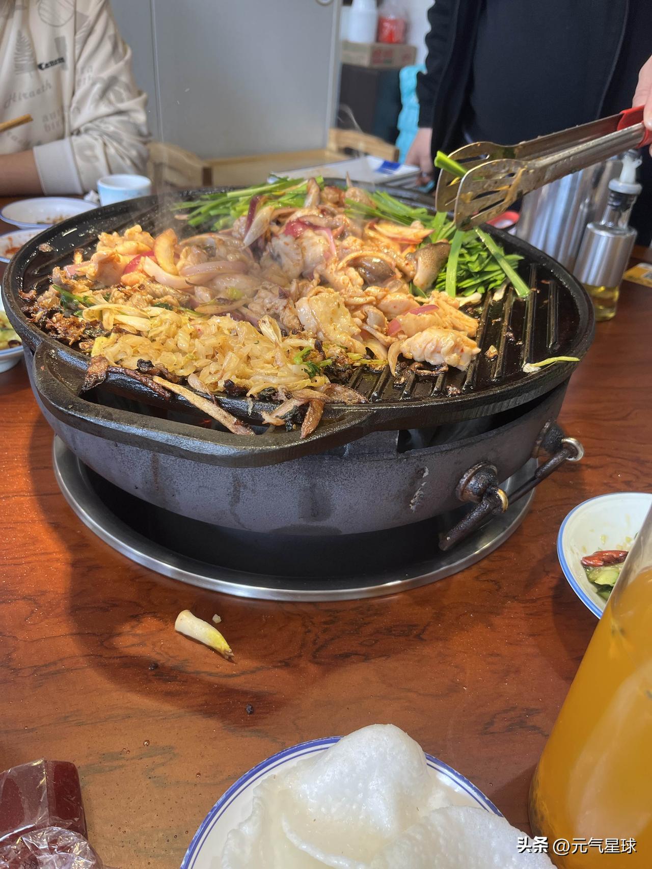 吃过老北京炙子烤肉吗？
“炙子”我很久都不会读，是一种特制的铁条焊接成的平铁板，