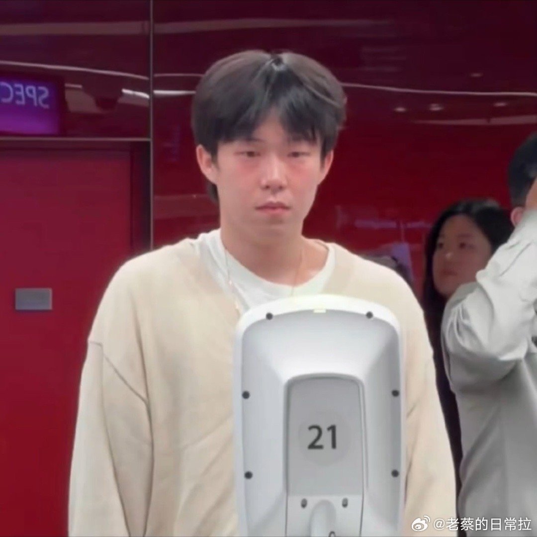 王楚钦过不了安检瞬间红温 WTT新加坡大满贯夺冠后，王楚钦过安检时因奖杯造型特殊