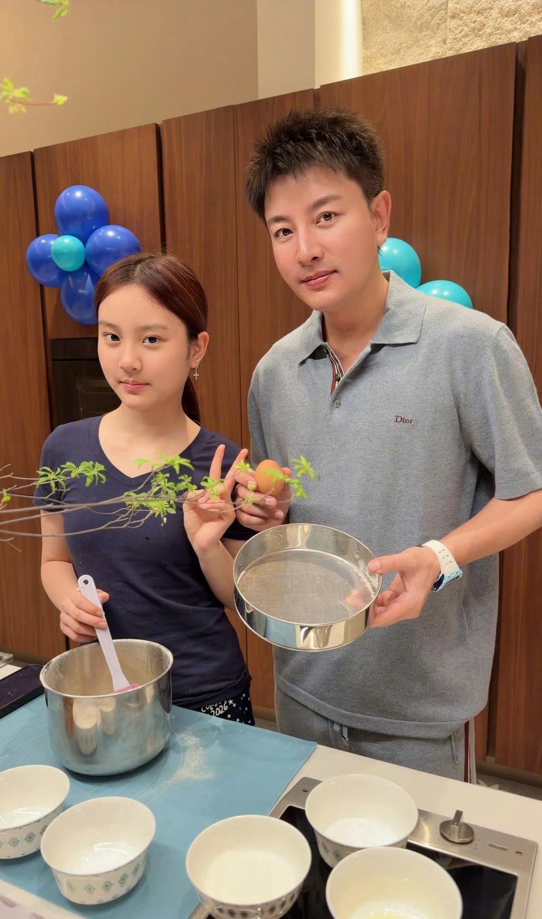 贾乃亮甜馨父女最新同框来喽！
看了贾乃亮昨天晒的合照我想说：
昨天刚满了42岁的