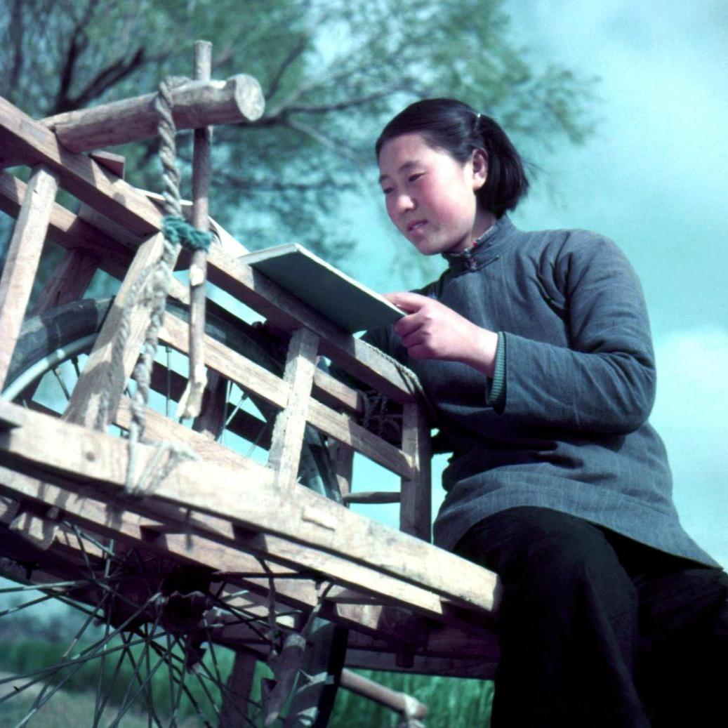 1954年，山东，劳动之余抓紧时间学习。摄影 王复遵 ​​​