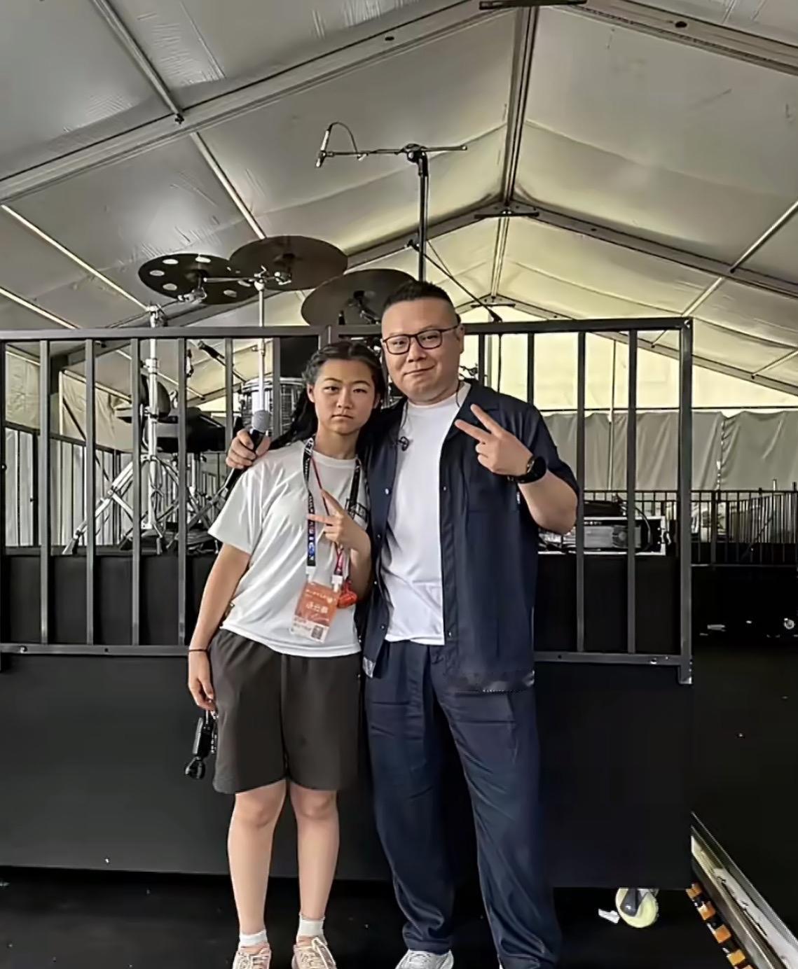 岳云鹏这俩闺女的名字，全是师父郭德纲亲自取的。大女儿岳麓一，寓意山脚下的生机与唯