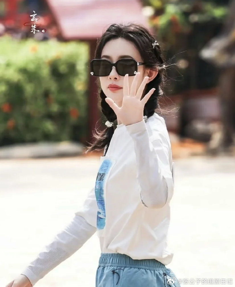 孟子义校花女大孟子义顶着满头蝴蝶结孟子义满头蝴蝶结造型也太少女了，校园校花既视感