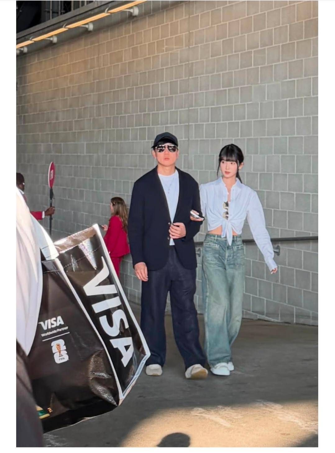 林俊杰小女友，搀扶着他去看球赛。
