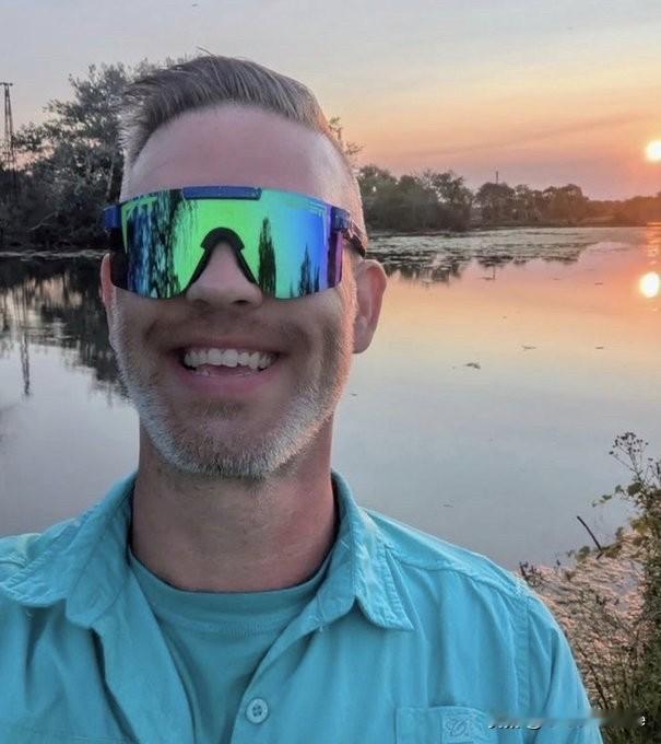 突发新闻：一名曾在特朗普参观福特工厂时，当着现场媒体大声称特朗普为“恋童癖保护者