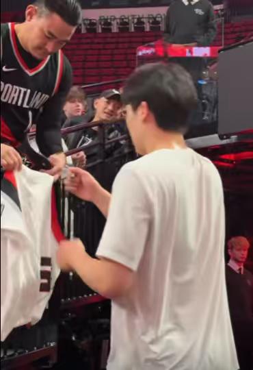 杨翰森粉丝群体还是挺多的！刚回归就一大帮人找他签名！
但杨翰森这场比赛依然不会上