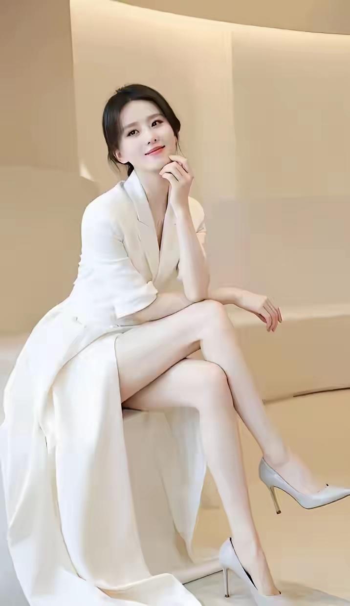 优雅白裙，静谧时光，浅笑嫣然。