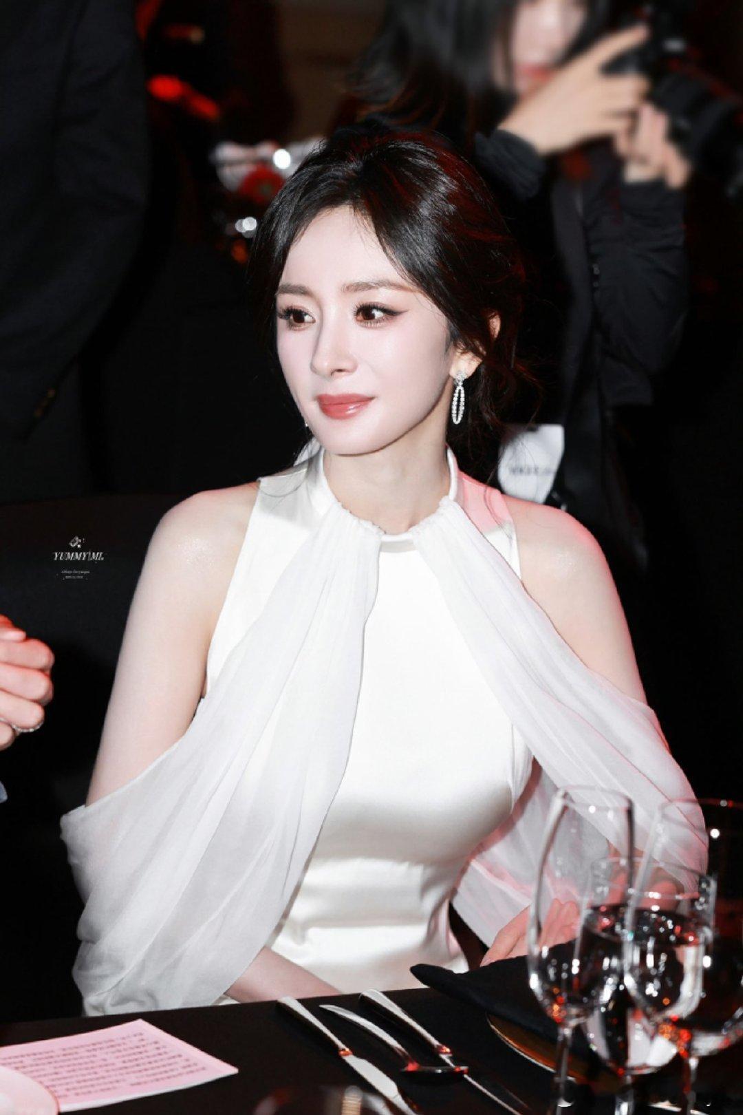 杨幂杨幂生万物ym杨幂宁绣绣ym杨幂承载蔚蓝的画卷，感受水波漾起的美。