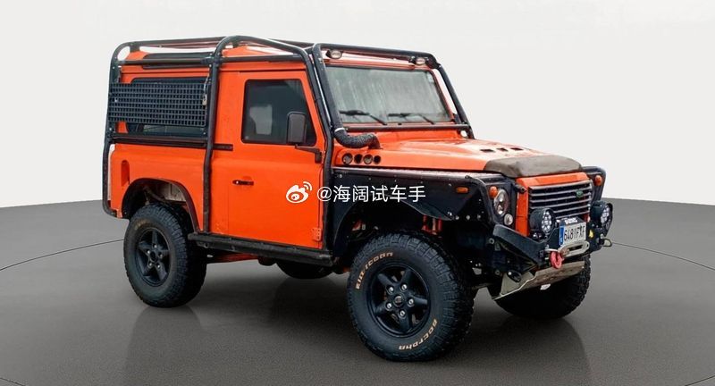 路虎卫士三门版，这是2007年在西班牙上的牌，柴油手动挡，跑了12.9万公里，车