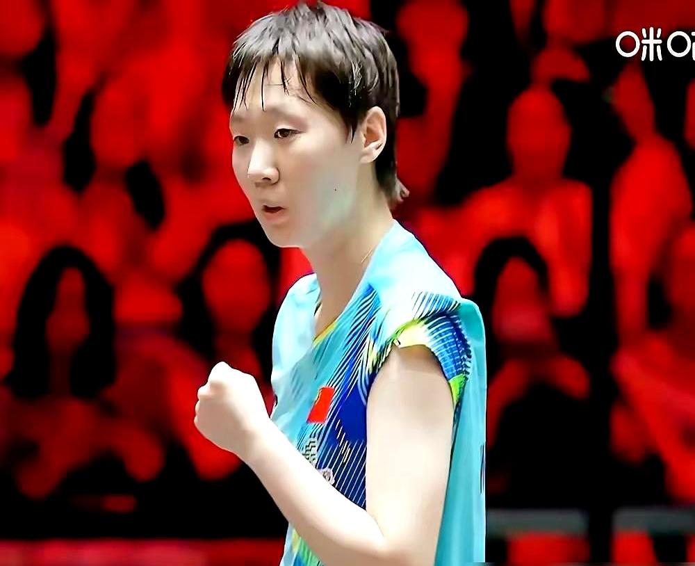 去年在重庆腰撑不住弃权的王曼昱，今年带着肌贴回来了。
第四局4-1领先陈幸同，