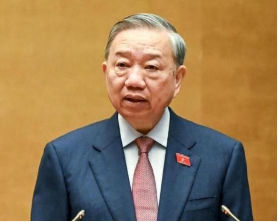 变脸比翻书还快！前脚还在北京拍胸脯说“关系优先”，转头回河内就把王牌献给了欧美！