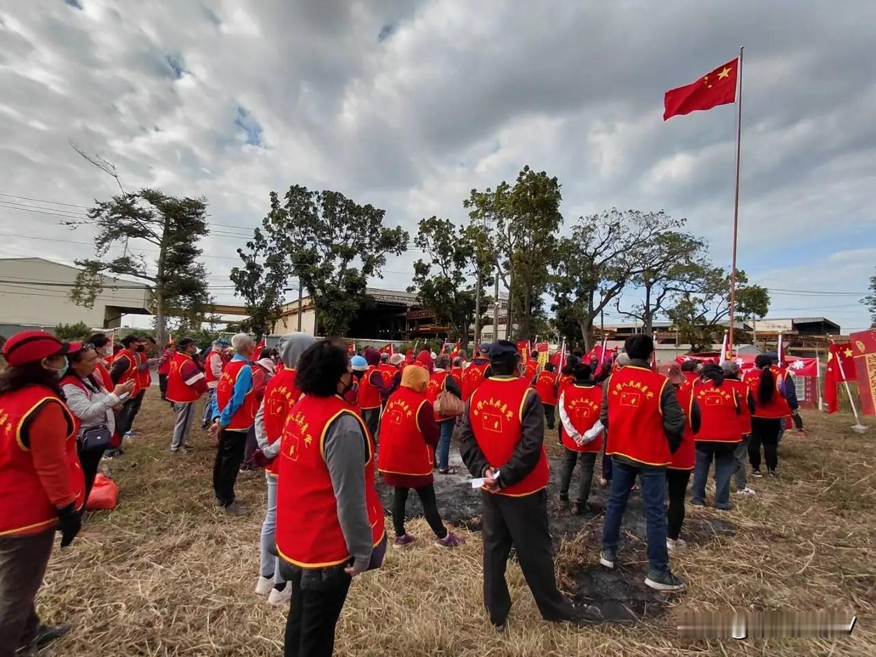 五星红旗在台湾台南冉冉升起，星星之火可以燎原，两岸统一，势不可挡！

一抹鲜红耀