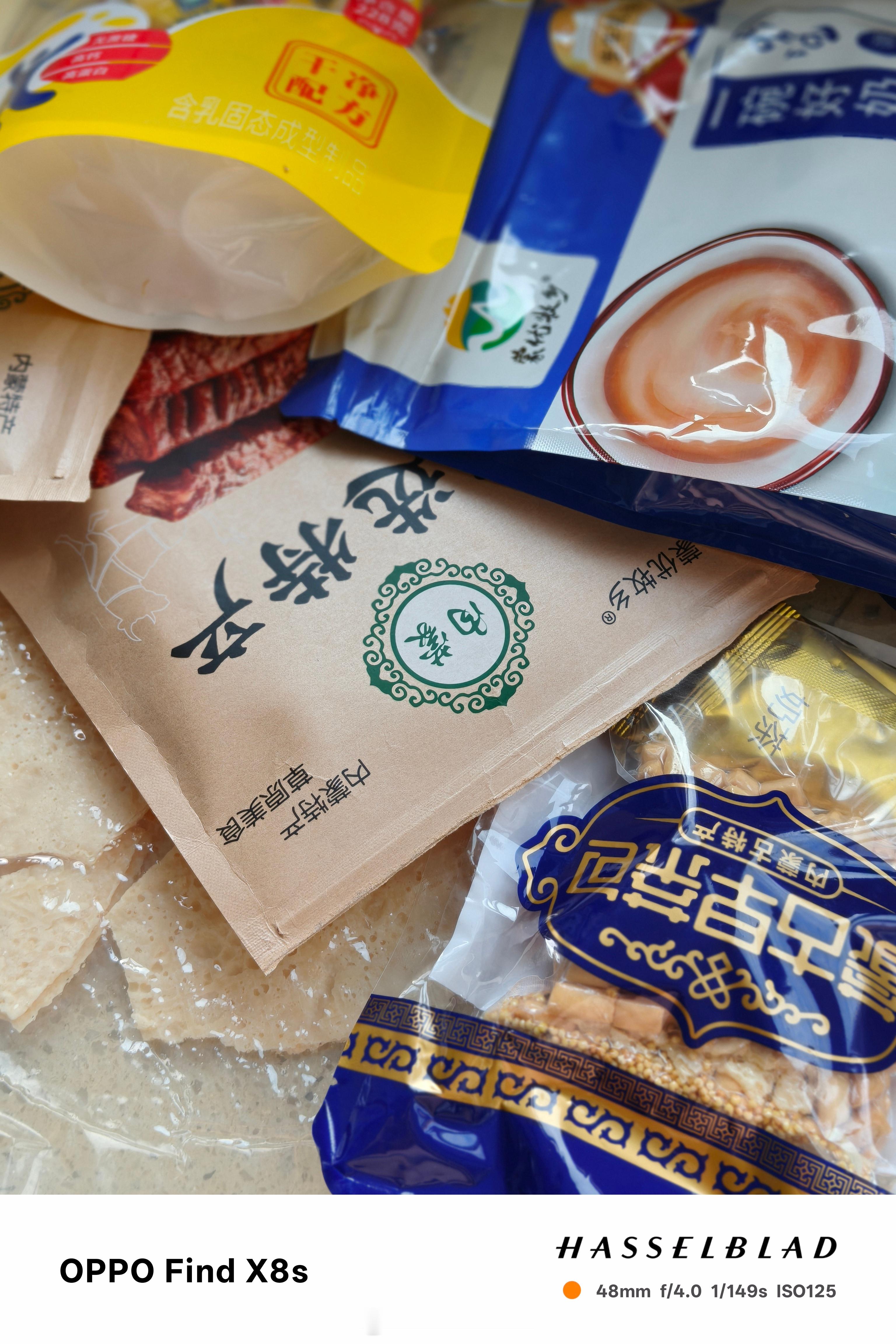 包头朋友送来的一堆内蒙系列太实在今天研究一下吃了确实太硬了几块牛肉干直接干饱了～