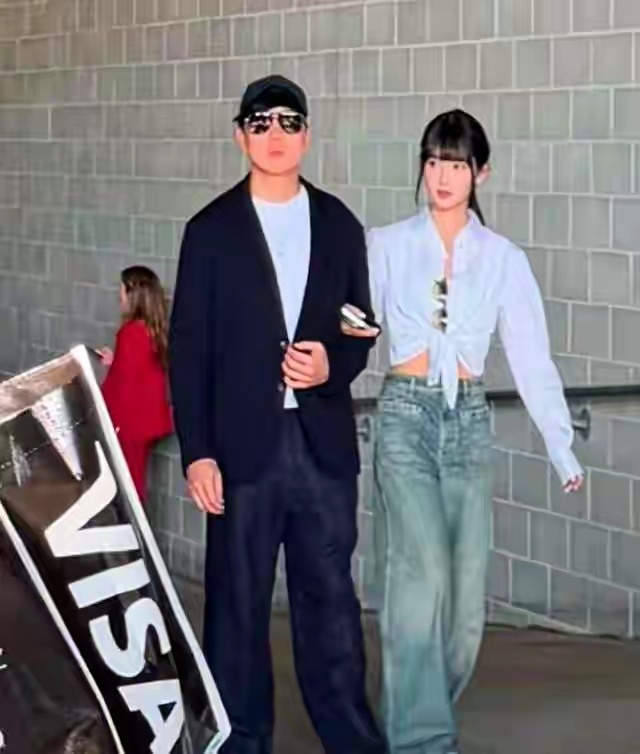 45岁林俊杰携小22岁女友看世界杯，挽手照曝光，网友吐槽好似父女 ​​​