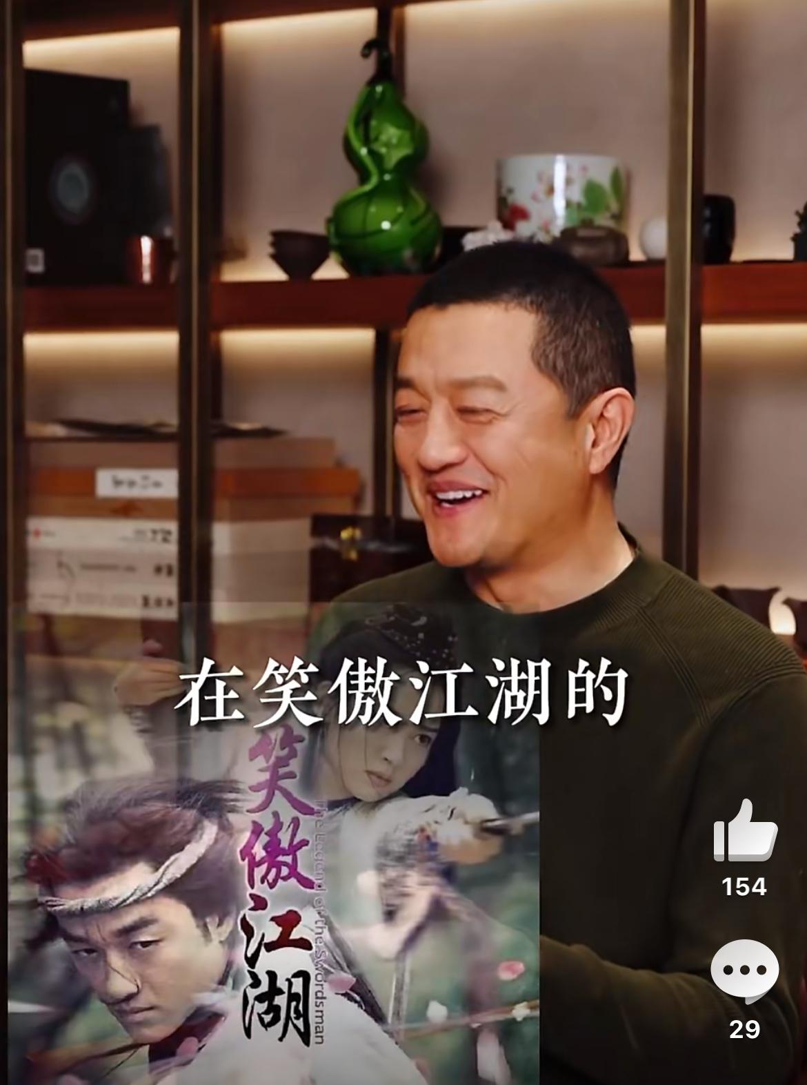 原来，
当年的《笑傲江湖》，
李亚鹏是被临时换角叫过去的，那这一切就说的通了。