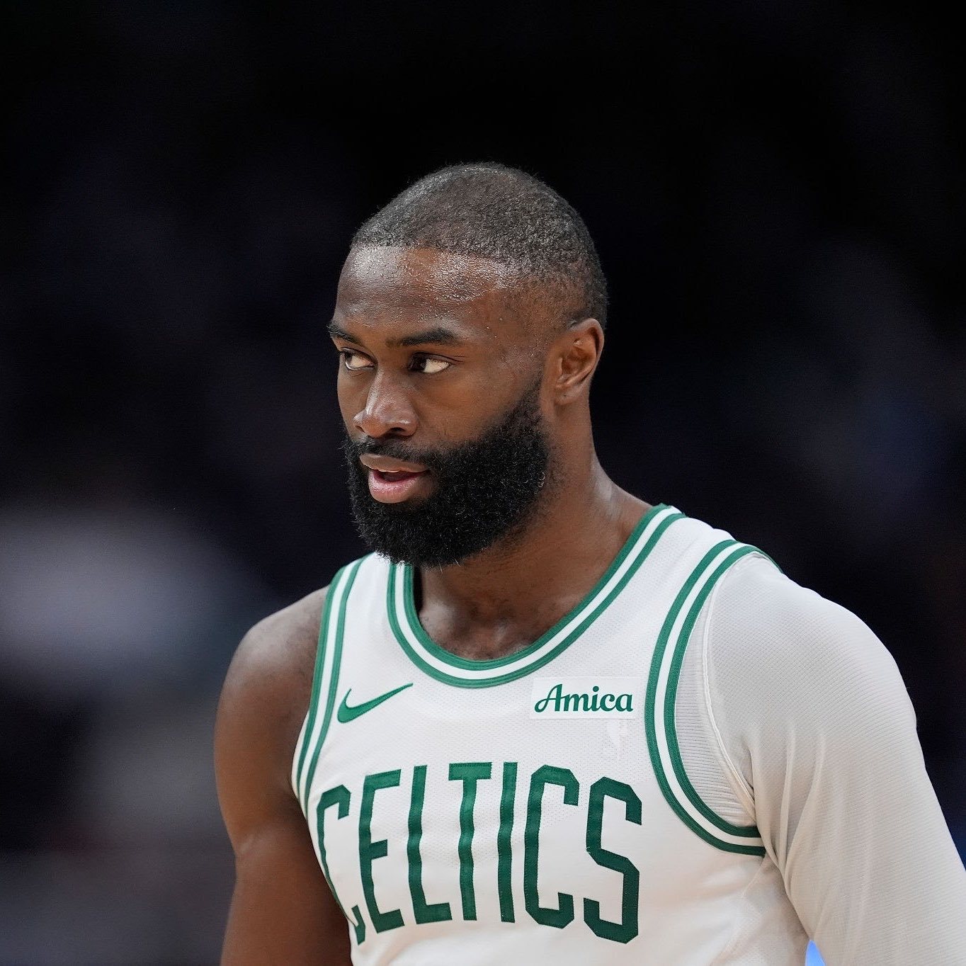 杰伦·布朗因为在直播中抨击裁判被联盟罚款5万刀。NBA季后赛