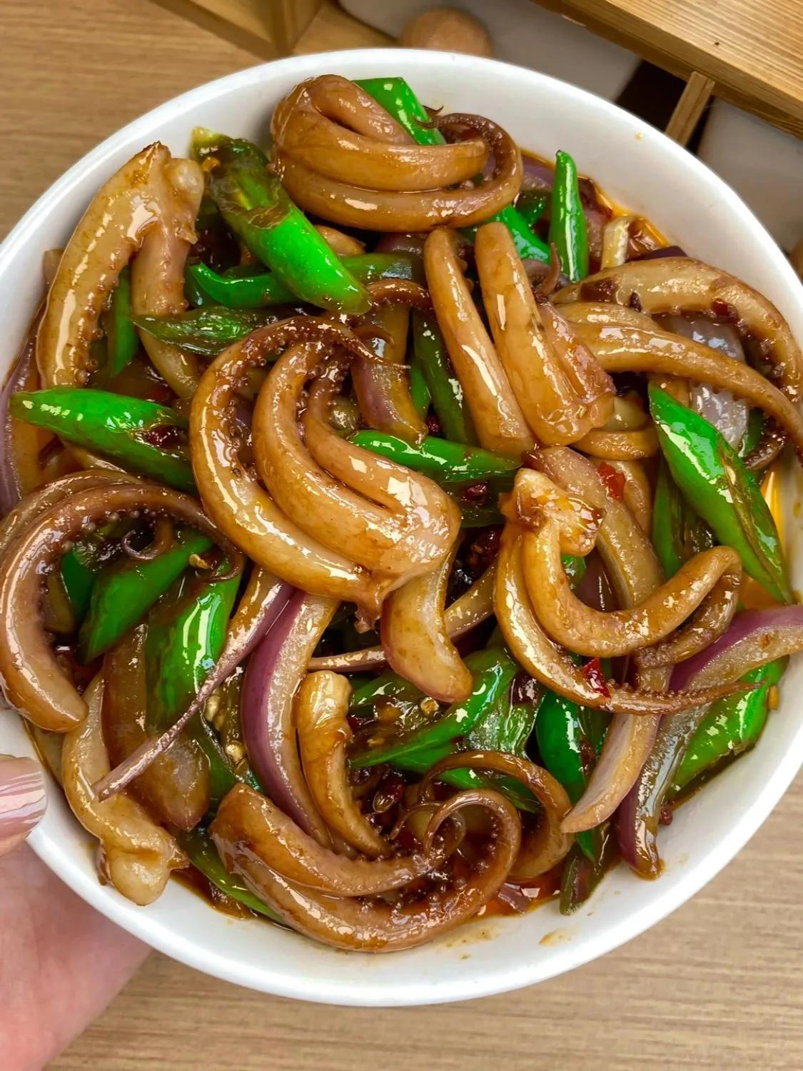 因为这道菜我被全家人夸了!
      这个爆炒鱿鱼须真的太过瘾了!又香又辣!吃