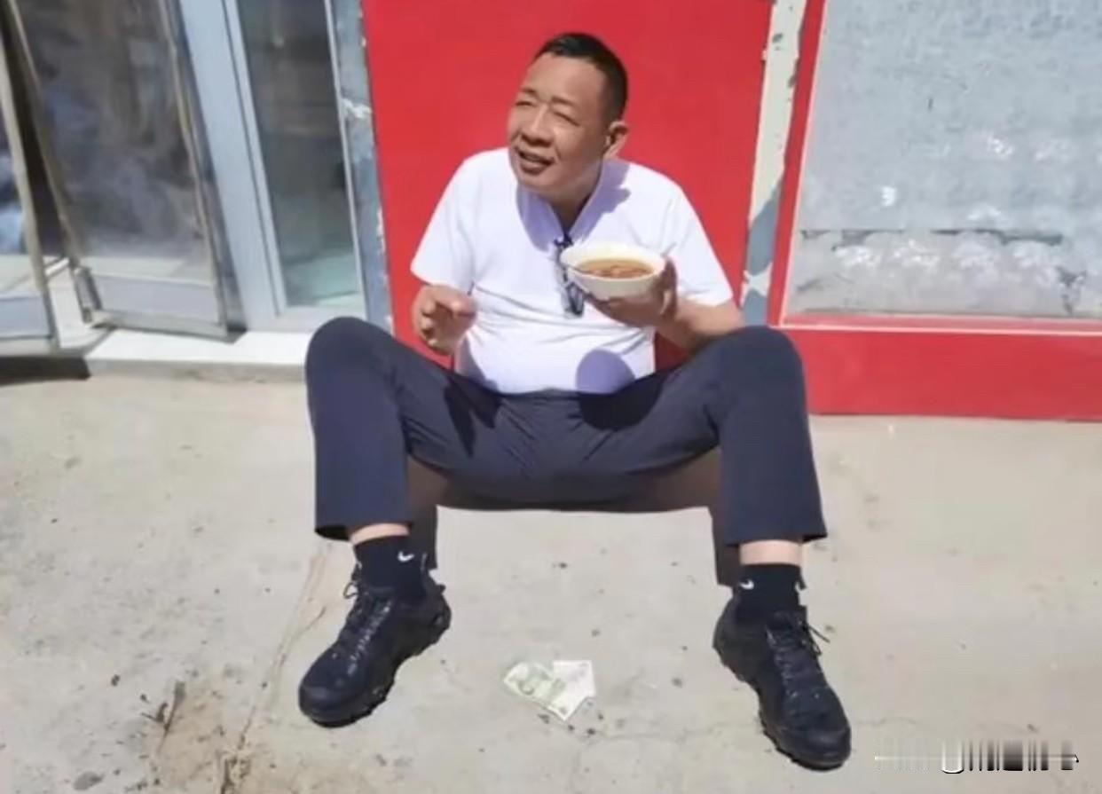 粉丝：于总你幸福吗？
于东来：我感觉很幸福！
粉丝：你觉得幸福的标准是什么？
于