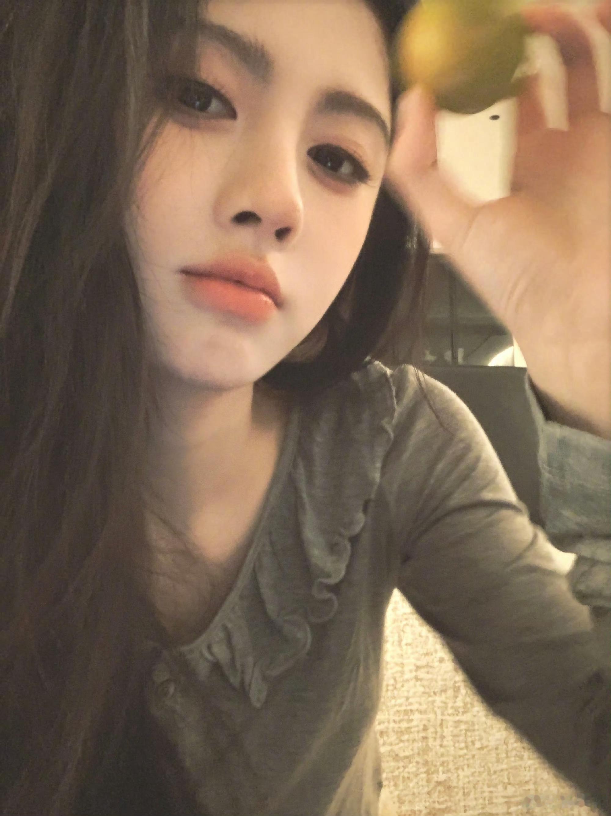 鞠婧祎拿的是橘子吗分不清的话 那就是是了 ​​​