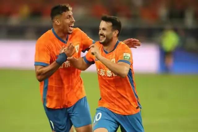 国安大牌球星输急眼和自家远征球迷互怼！
8月份的最后一天对于泰山队和国安队这一对