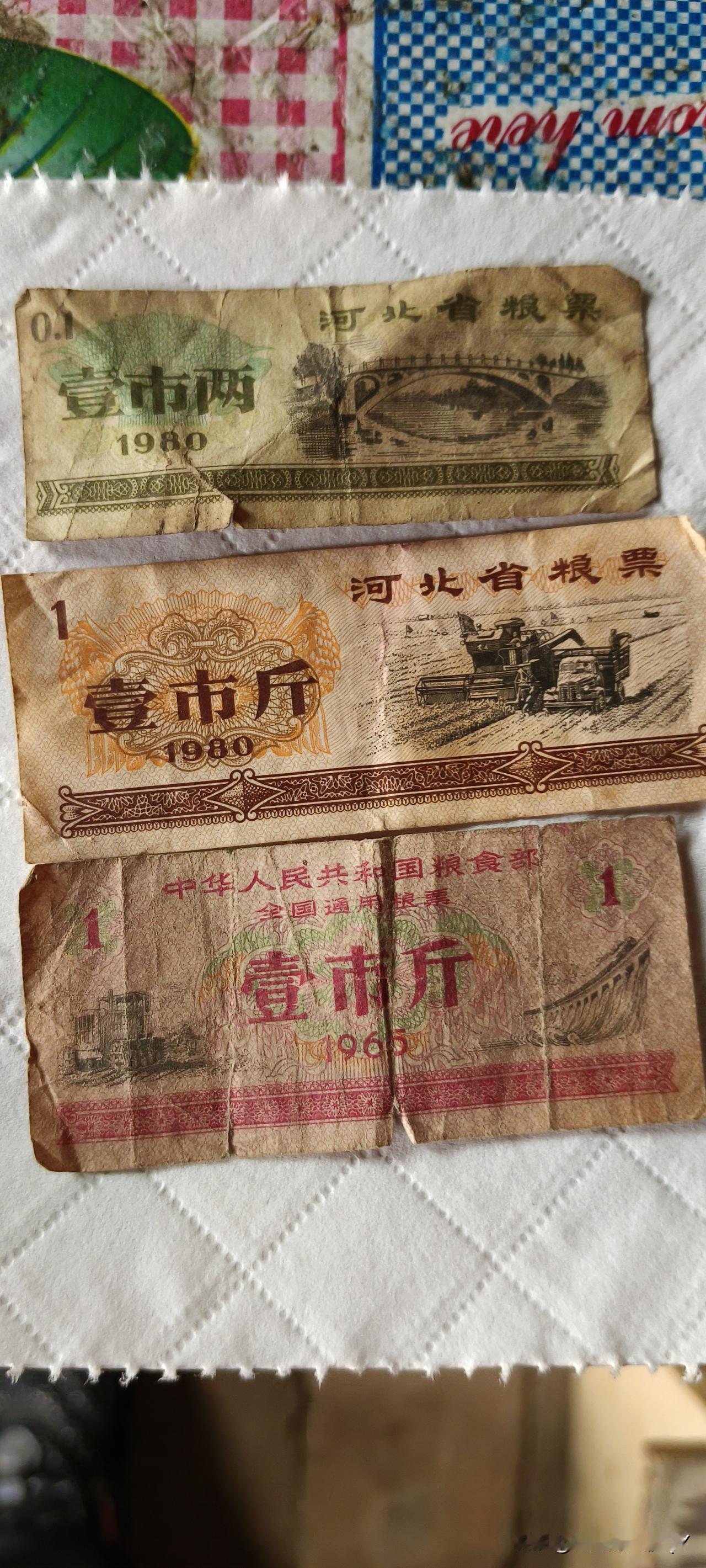 看看我的收藏，有地方粮票，有全国粮票，这里只是冰山一角。