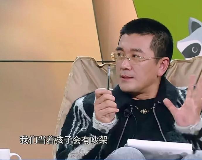 杨子聊起和黄圣依日常相处，看得出有把孩子放在身上…… 他说：“我们当着孩子会有吵
