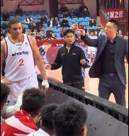 CBA上海队将帅失和，主教练卢伟和洛夫顿爆发激烈言语冲突。

在3月31日上海队
