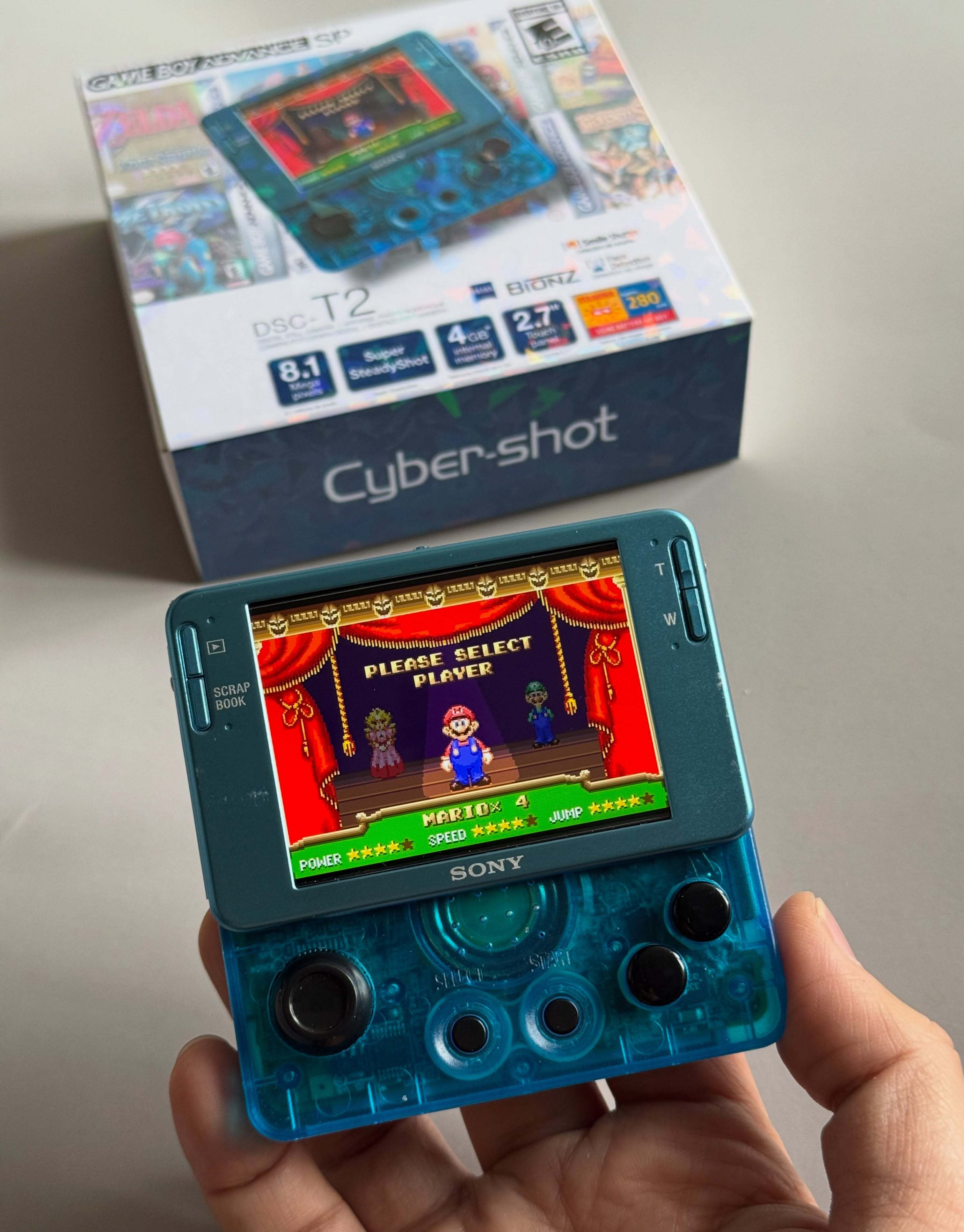 ins （id：haihaisb） 看到一个很妖的 GBA，用索尼卡片机的屏幕和