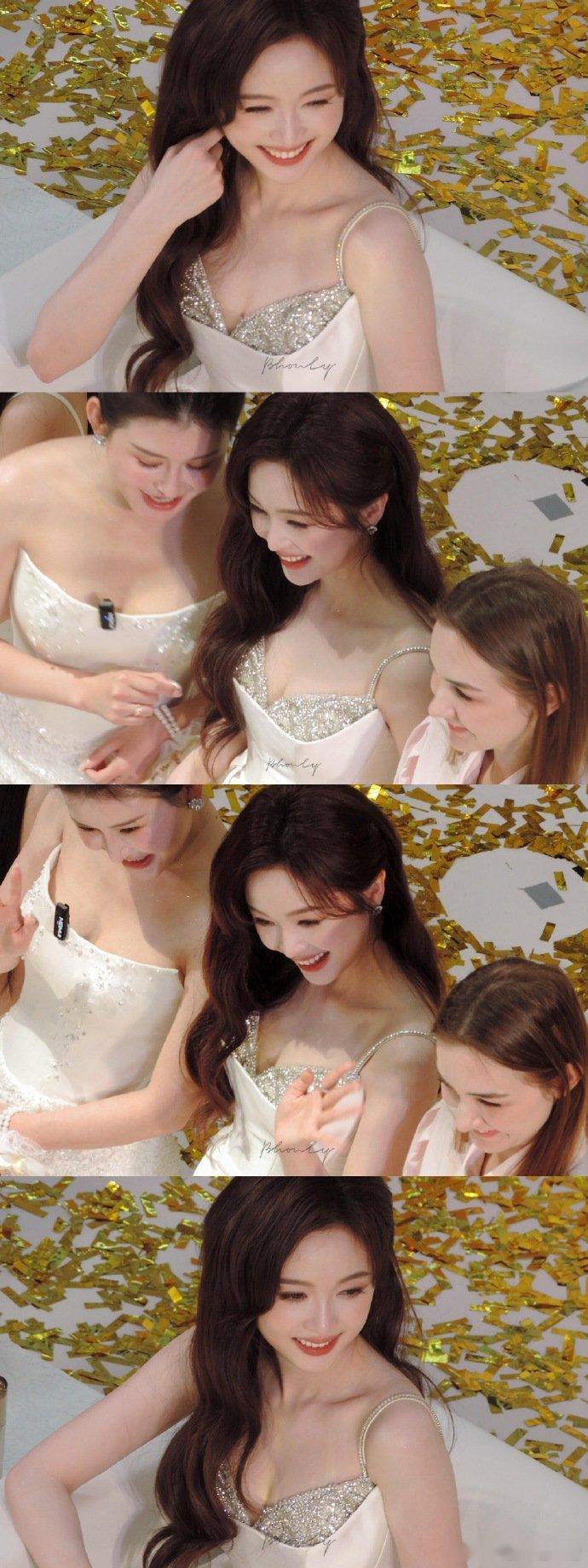 金色彩带雨中的吴宣仪 当金色雨丝纷纷扬扬，吴宣仪站在那片光芒里，笑得温柔又明亮，