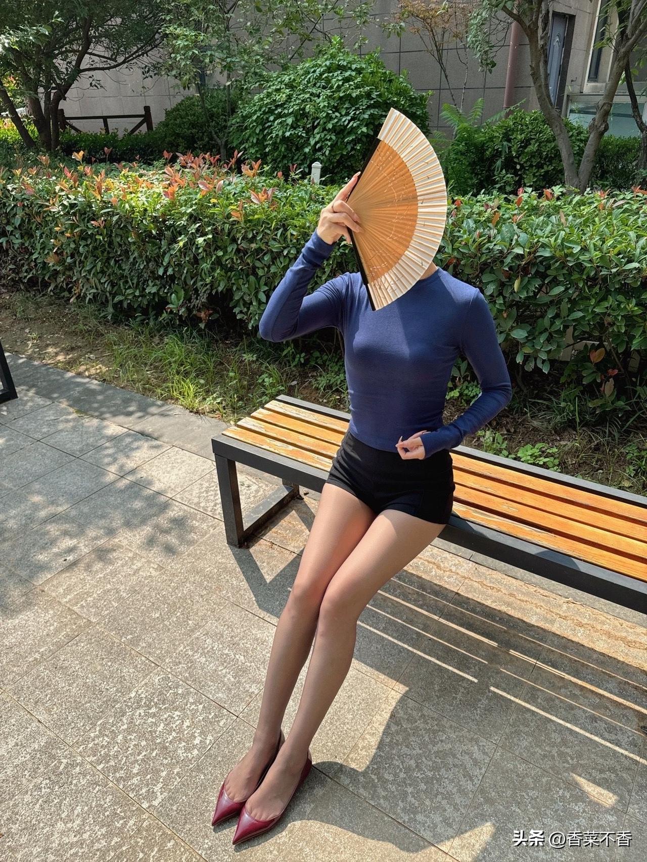 什么样的丝袜，能搭配得时尚不媚俗搭配时要考虑整体风格，休闲装搭配丝袜时避免过于正