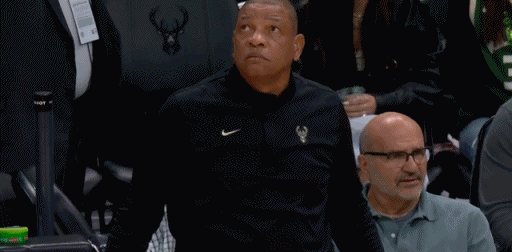 被笑喷了，在骑士123-116险胜雄鹿的比赛中雄鹿主教练里弗斯出现了搞笑的一幕，