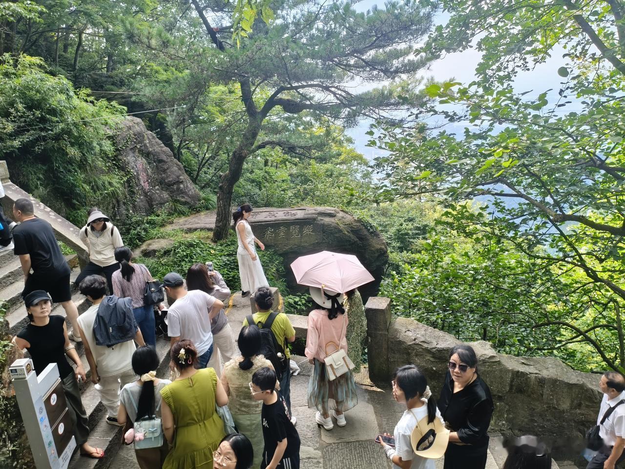 乌克兰，苏联解体时拿到的工业遗产、黑土地、地理位置，随便哪张牌打好了都能过得不错