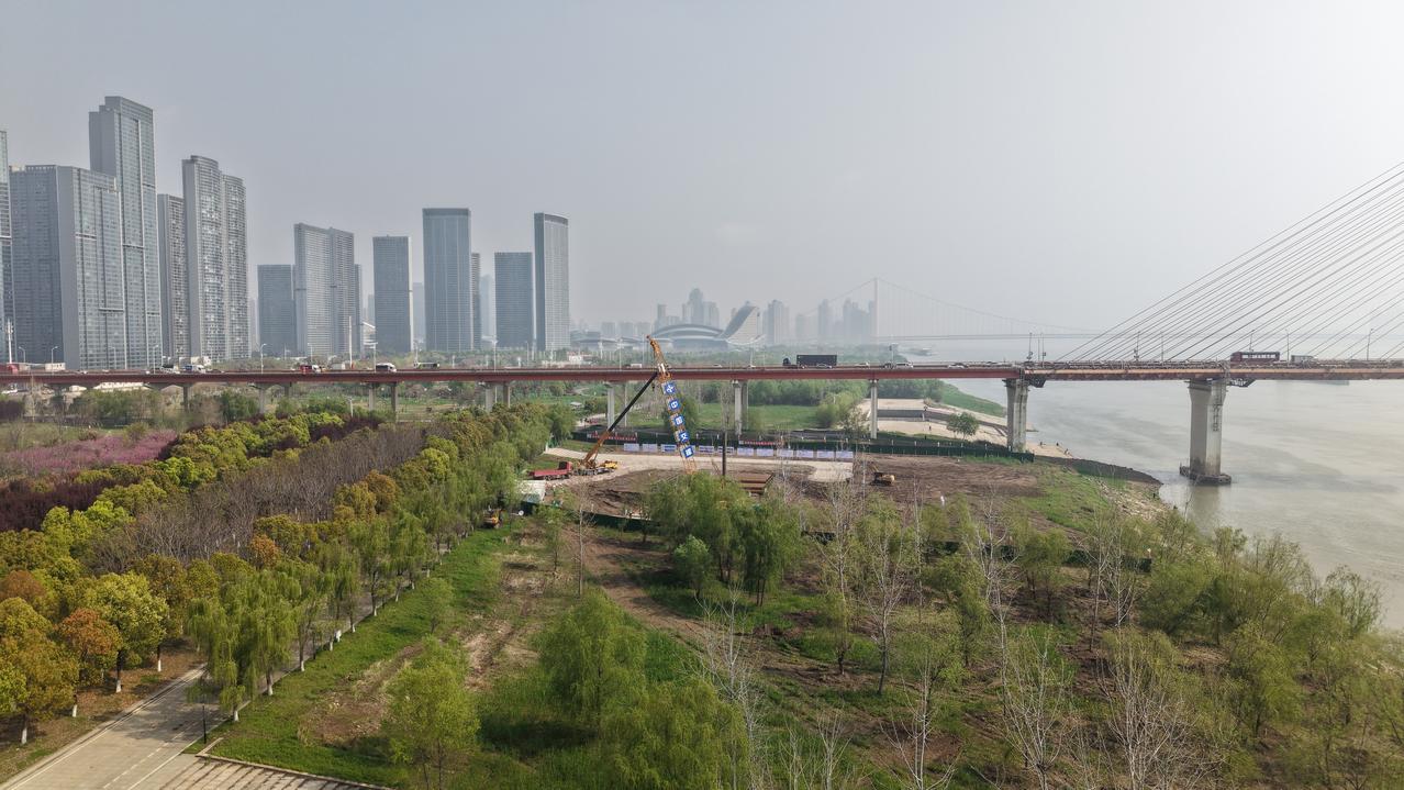 今日去现场实地拍摄，开工了！武汉白沙洲长江公铁大桥汉阳侧栈桥完成首根钢管桩打设，