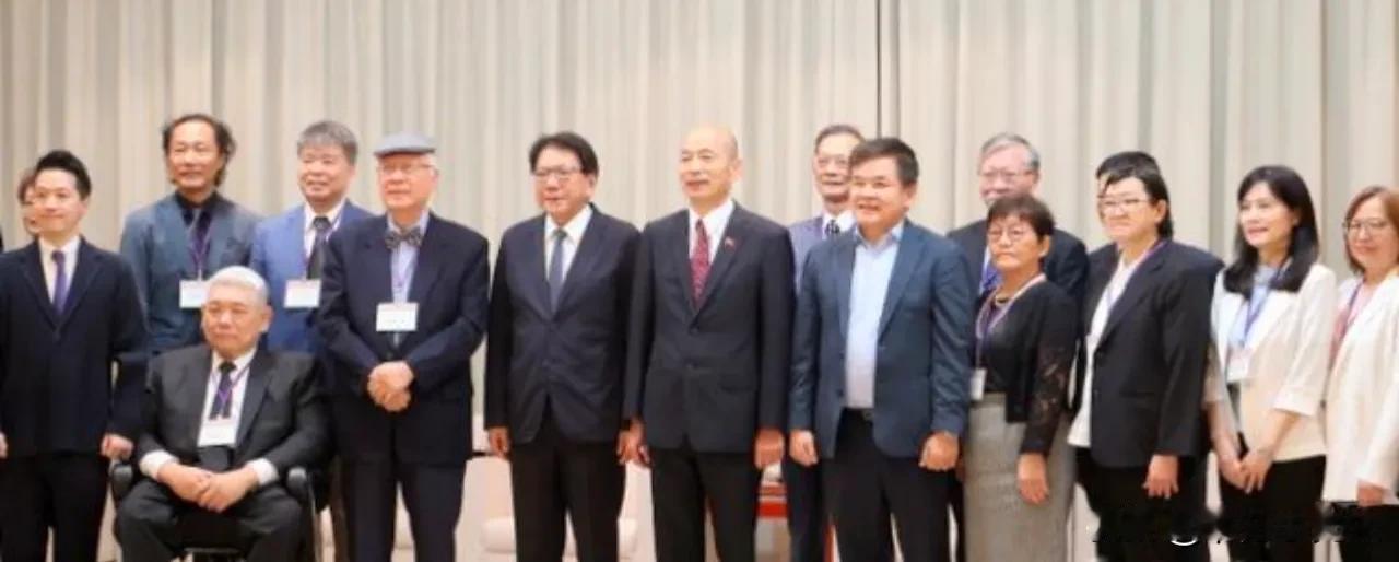 赖办秘书长潘孟安今天中午率台湾地区监察机构正副负责人被提名人赶赴立法机构拜会了立