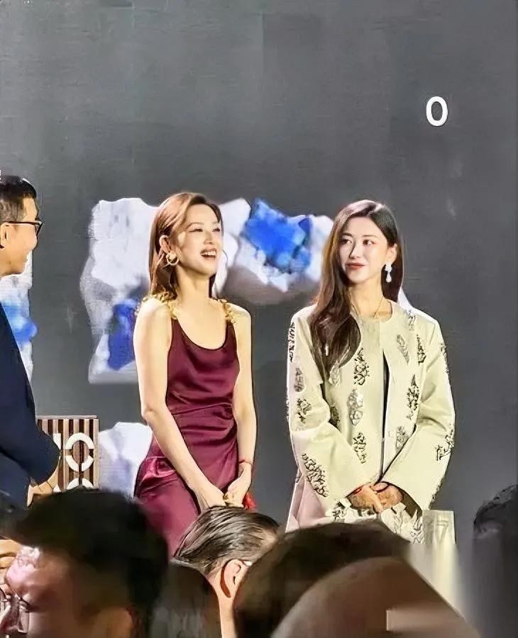 别觉得豪门选老婆只看脸

章泽天和朱珠同框慈善晚会

我算看清了什么叫“底气写在