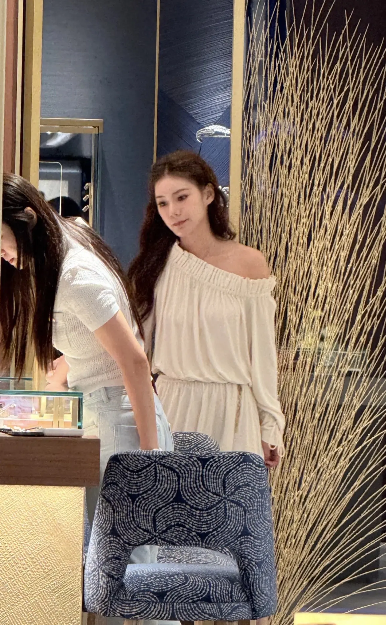 马筱梅被偶遇逛街，本人比网络上还好看，人群中非常抓眼球的大美女