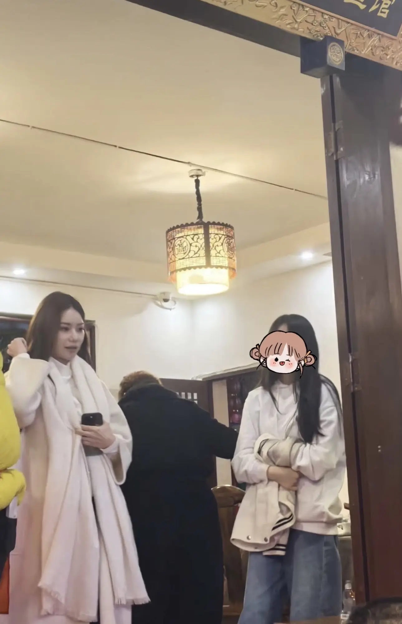 马筱梅带着小玥儿在成都被偶遇，小玥儿非常乖巧，五官和妈妈神似