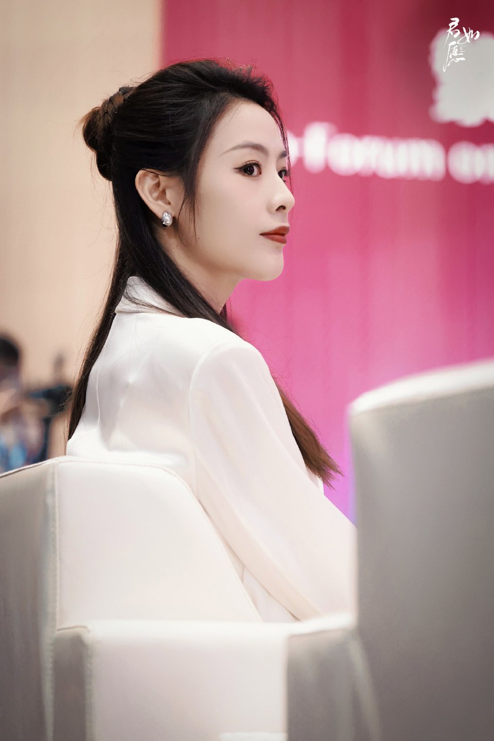 #你的体制内偶像来啦# 陈丽君这张脸真的太美太正了，简单的妆造都美得这么高级，好
