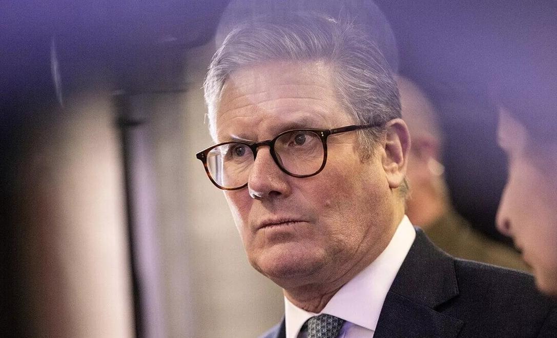 英国政坛再掀动荡，内阁集体逼宫斯塔默，数年或将六度更换首相

英国政坛再度掀起剧