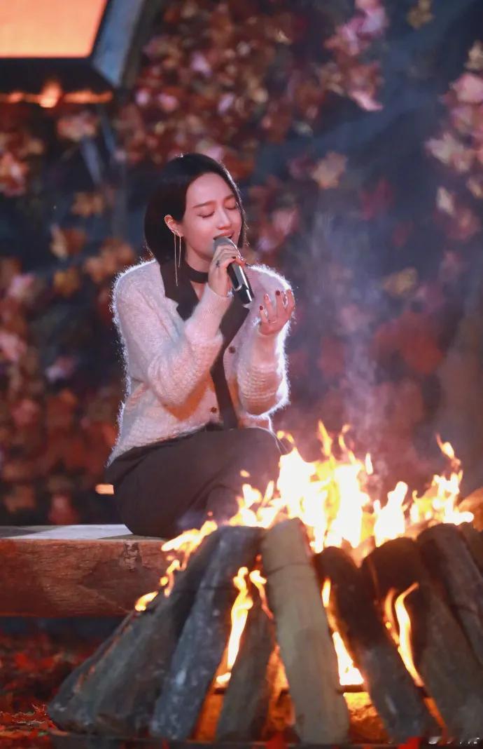 朱丹差点美哭！5月25日，周一围的老婆朱丹突然在个人动态晒出一组照片，同时配文：