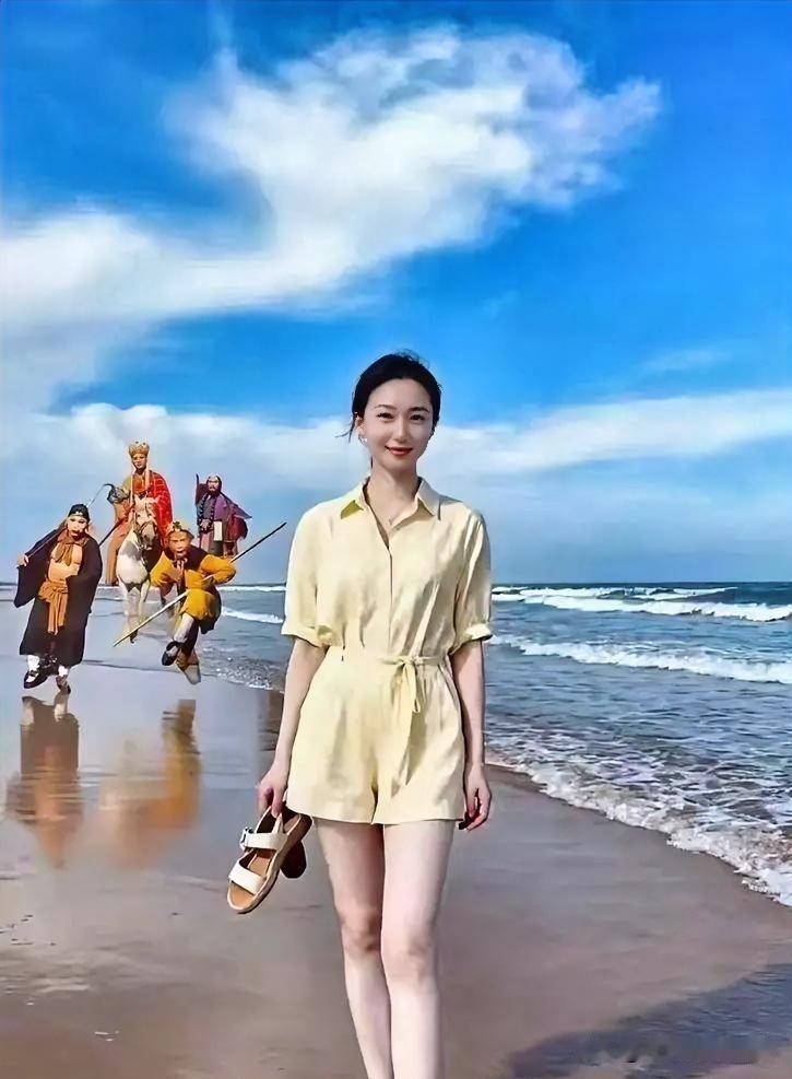 碧海蓝天作幕，金沙踏浪生花。一袭鹅黄连体衣洋溢着青春气息，手提凉鞋漫步其间，宛若