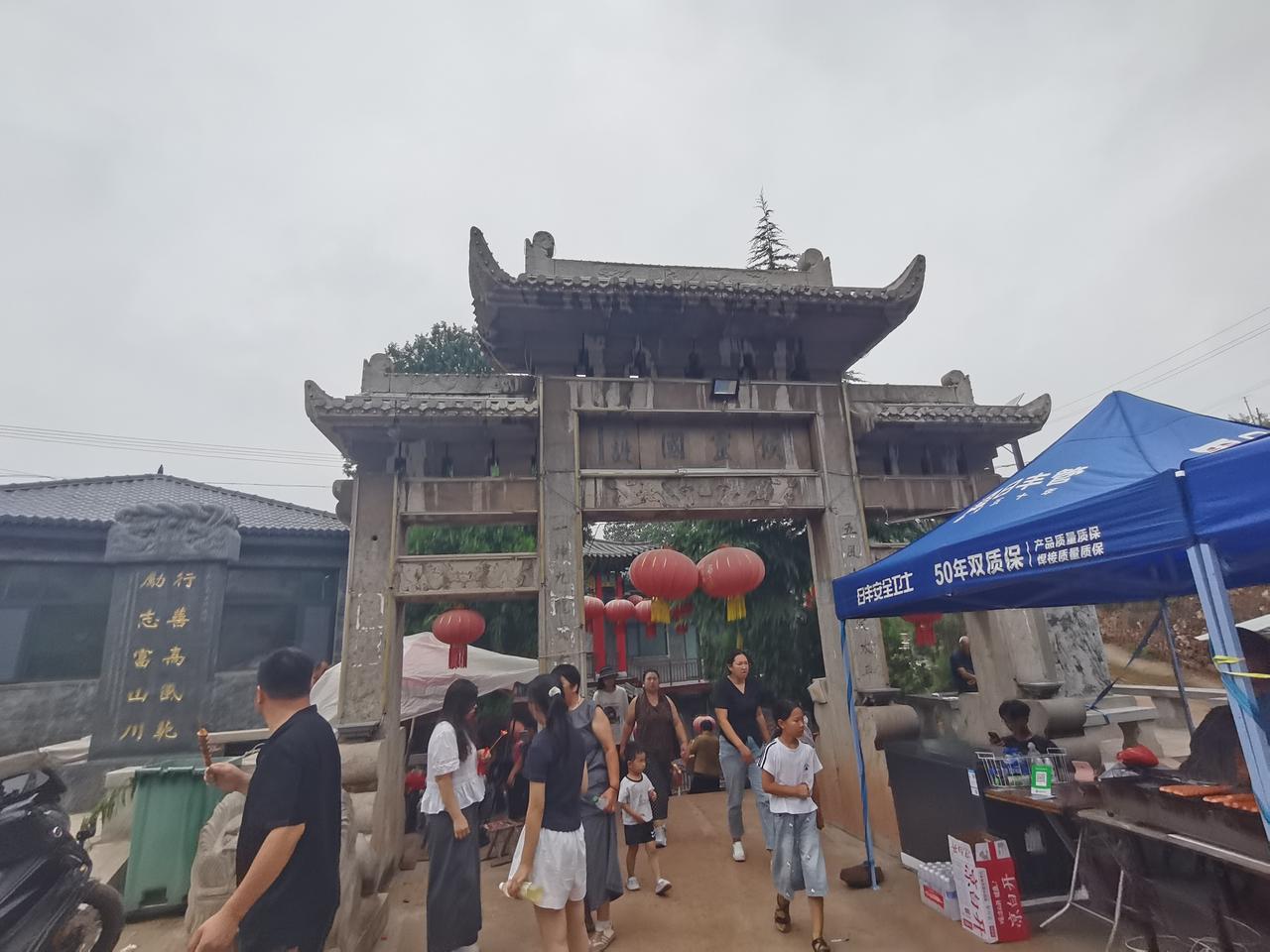 邢台沙河
农历六月十三
九龙庙庙会
庙会现场
人山人海
善男信女络绎不绝
香火缭